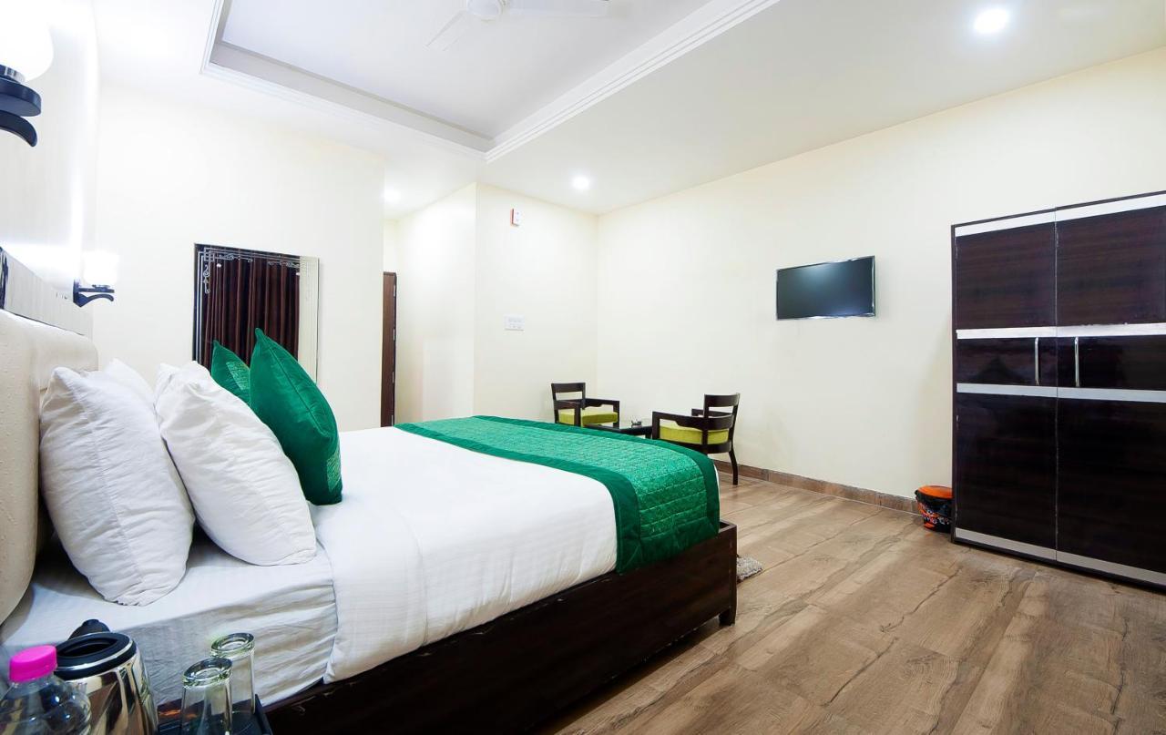 The Alpino Hotel New Delhi Buitenkant foto