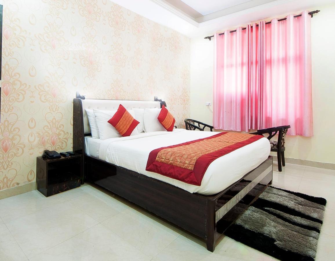 The Alpino Hotel New Delhi Buitenkant foto