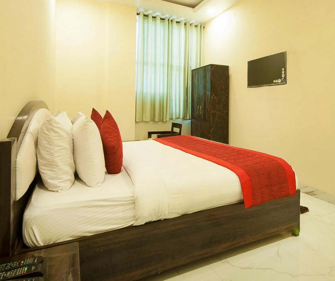 The Alpino Hotel New Delhi Buitenkant foto