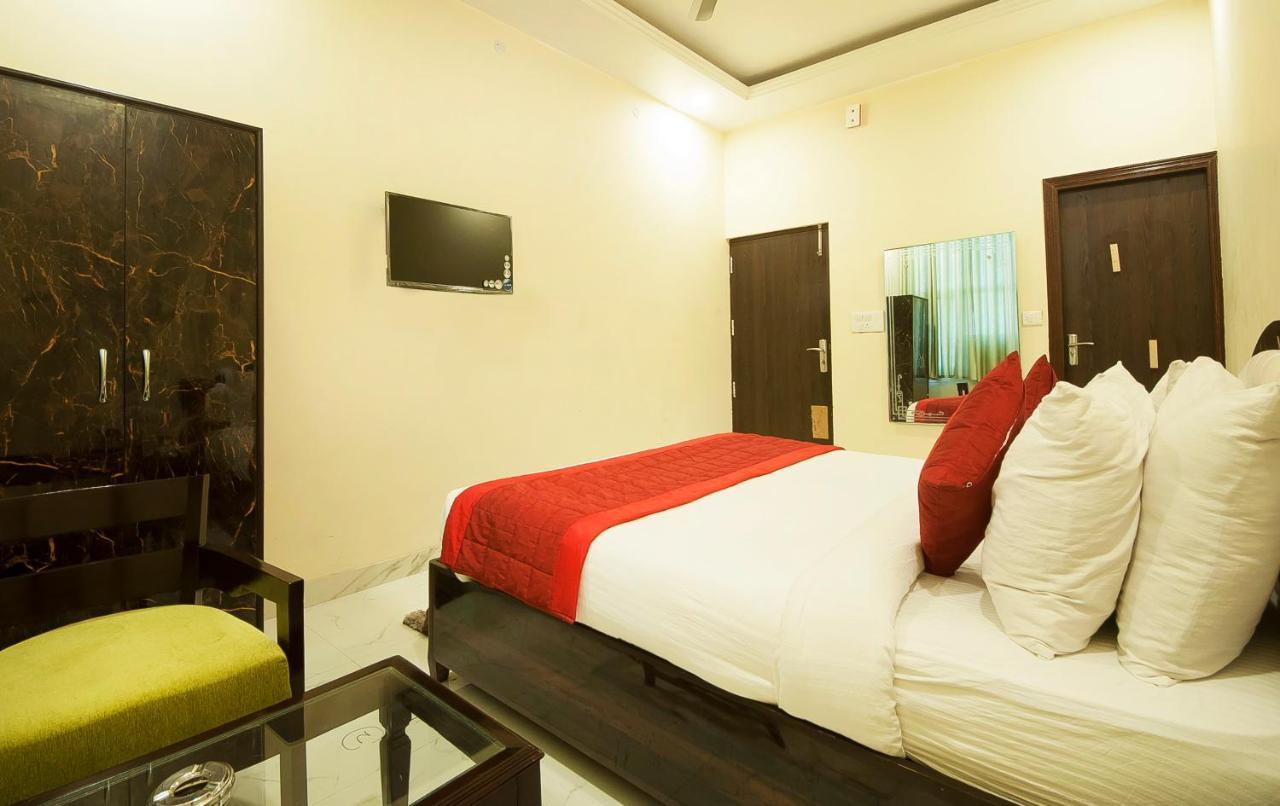 The Alpino Hotel New Delhi Buitenkant foto