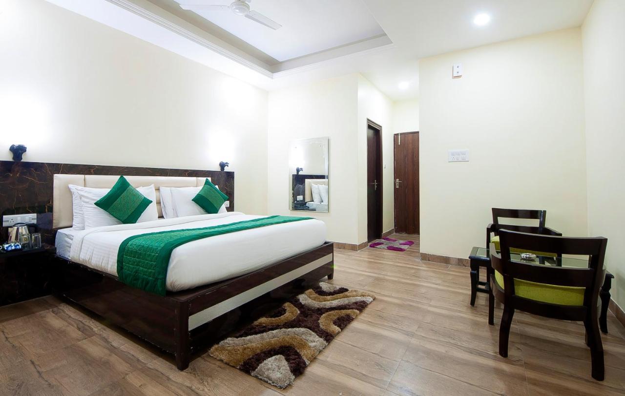 The Alpino Hotel New Delhi Buitenkant foto