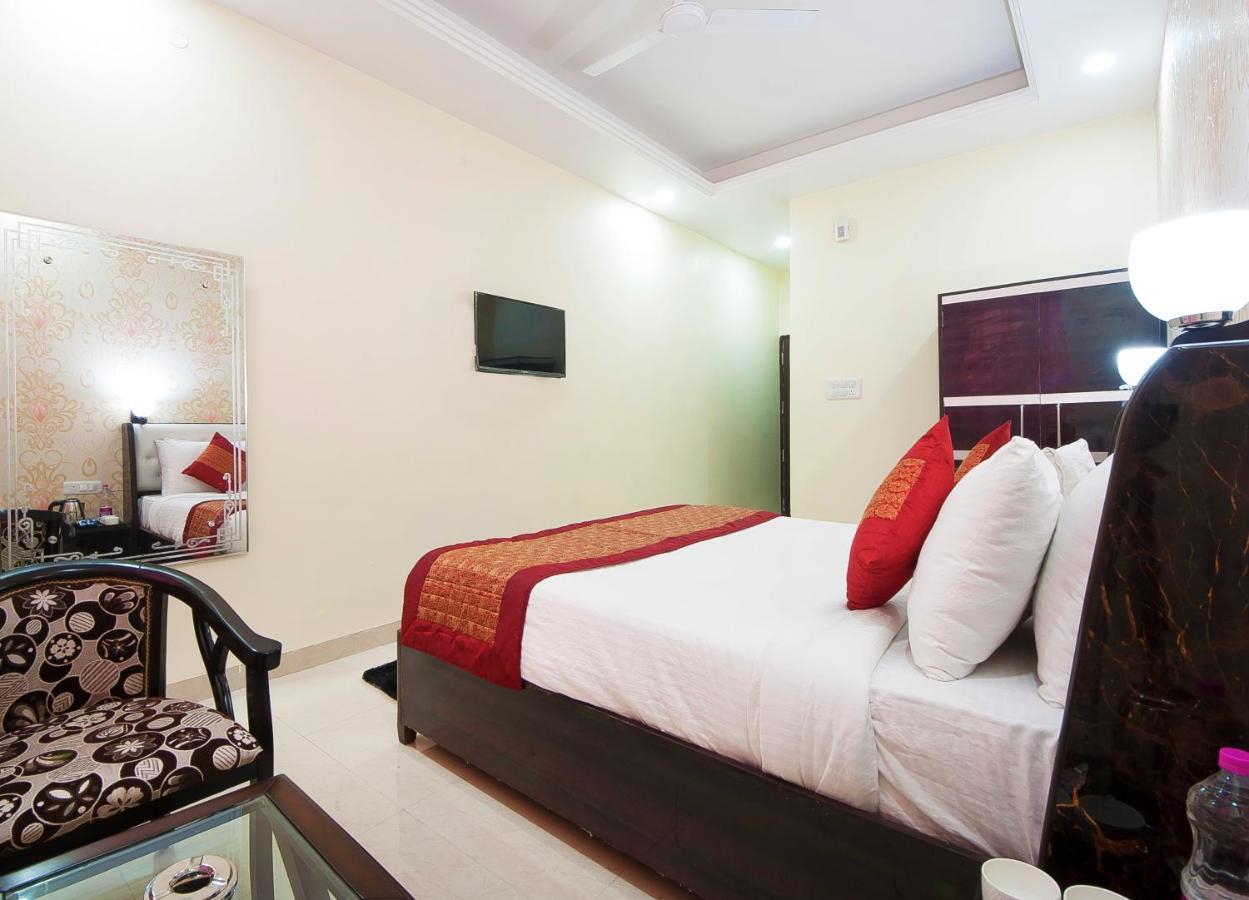 The Alpino Hotel New Delhi Buitenkant foto