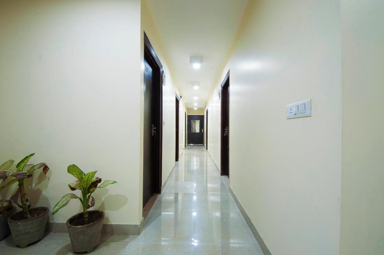 The Alpino Hotel New Delhi Buitenkant foto