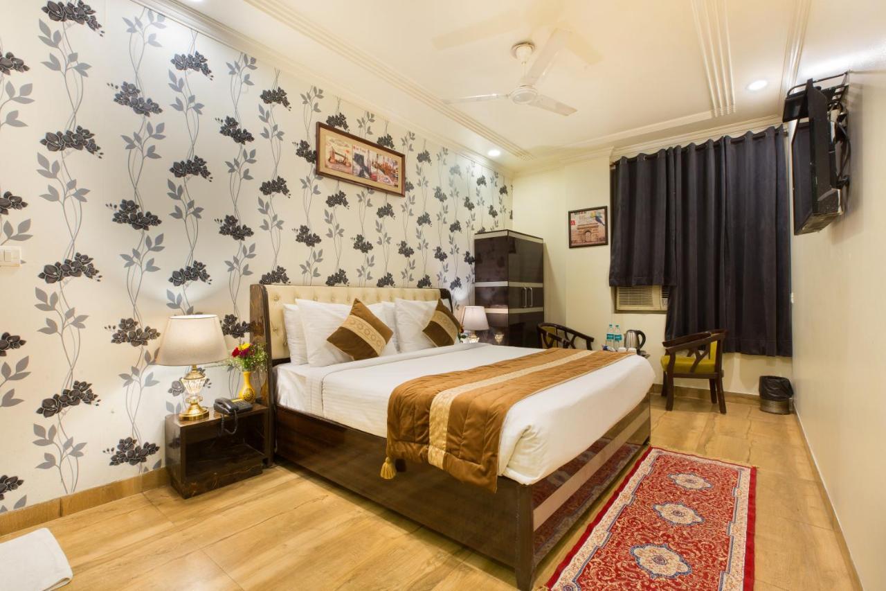 The Alpino Hotel New Delhi Buitenkant foto