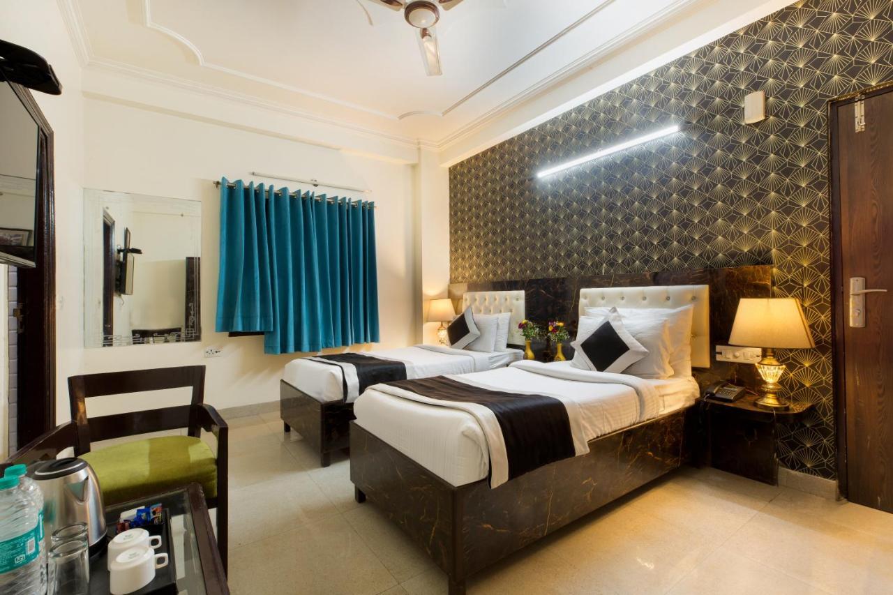 The Alpino Hotel New Delhi Buitenkant foto