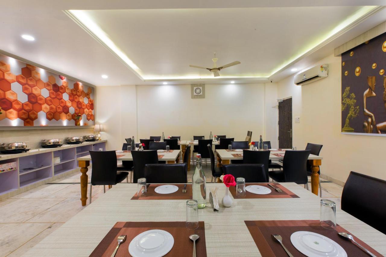 The Alpino Hotel New Delhi Buitenkant foto