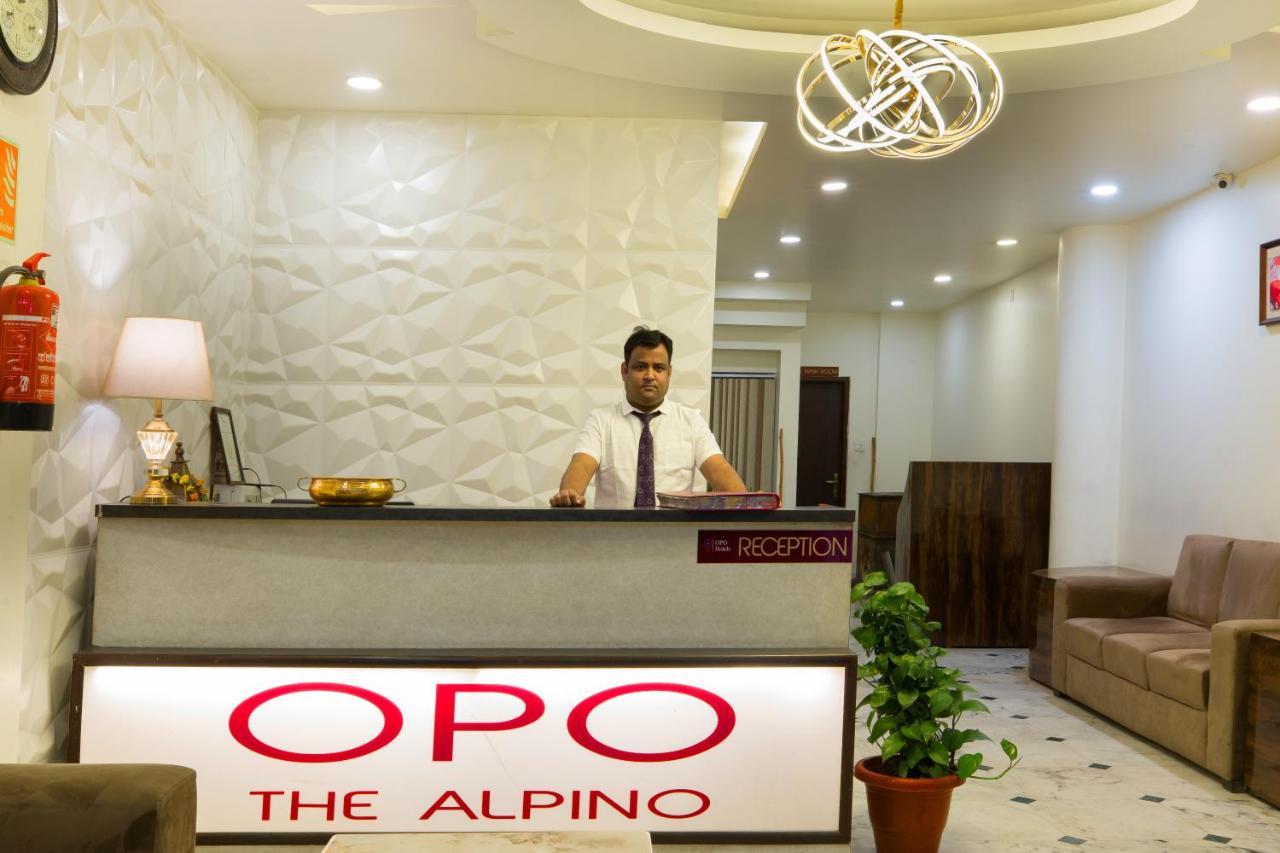The Alpino Hotel New Delhi Buitenkant foto