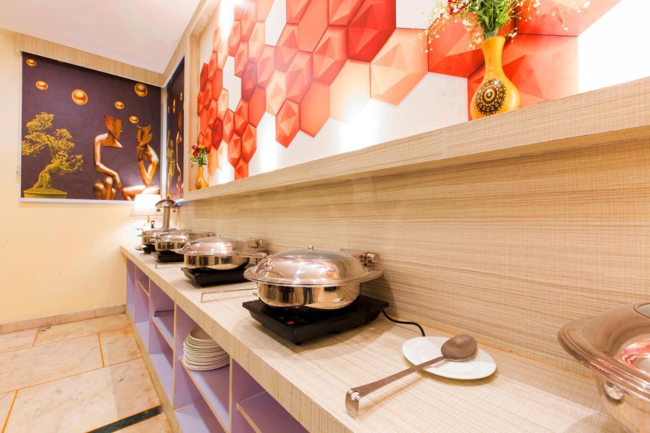 The Alpino Hotel New Delhi Buitenkant foto