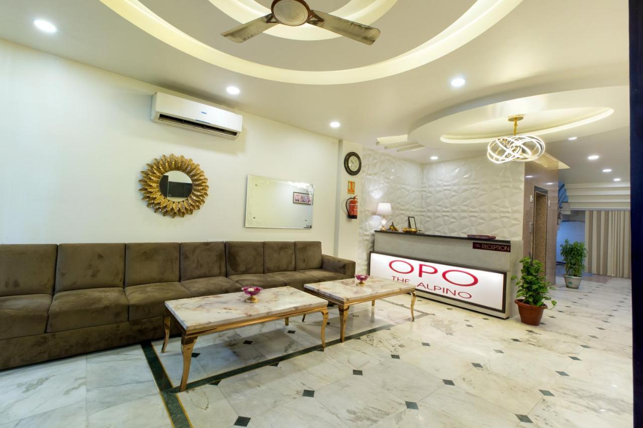 The Alpino Hotel New Delhi Buitenkant foto