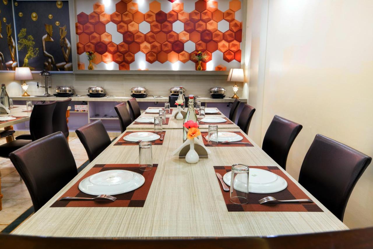 The Alpino Hotel New Delhi Buitenkant foto