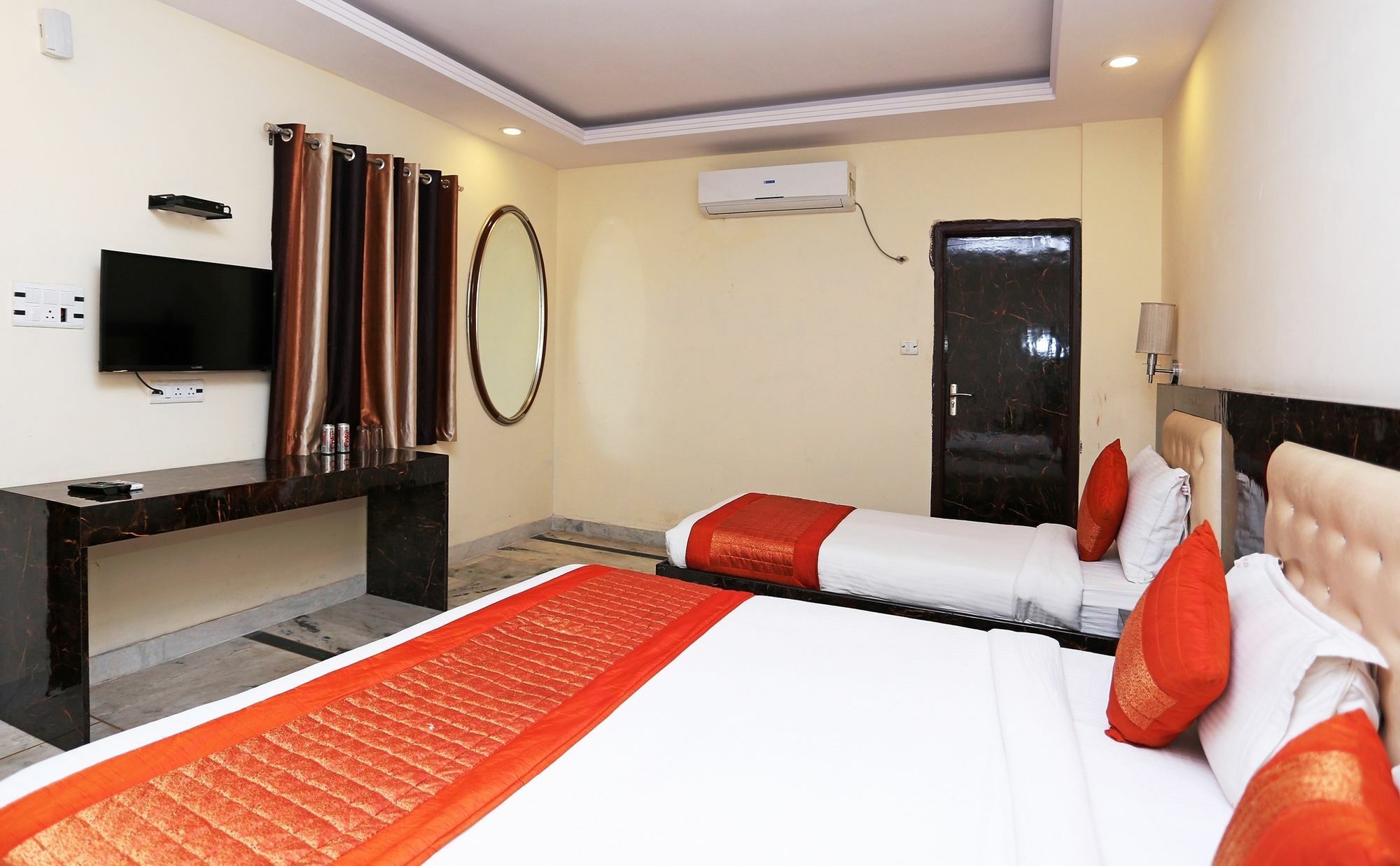The Alpino Hotel New Delhi Buitenkant foto