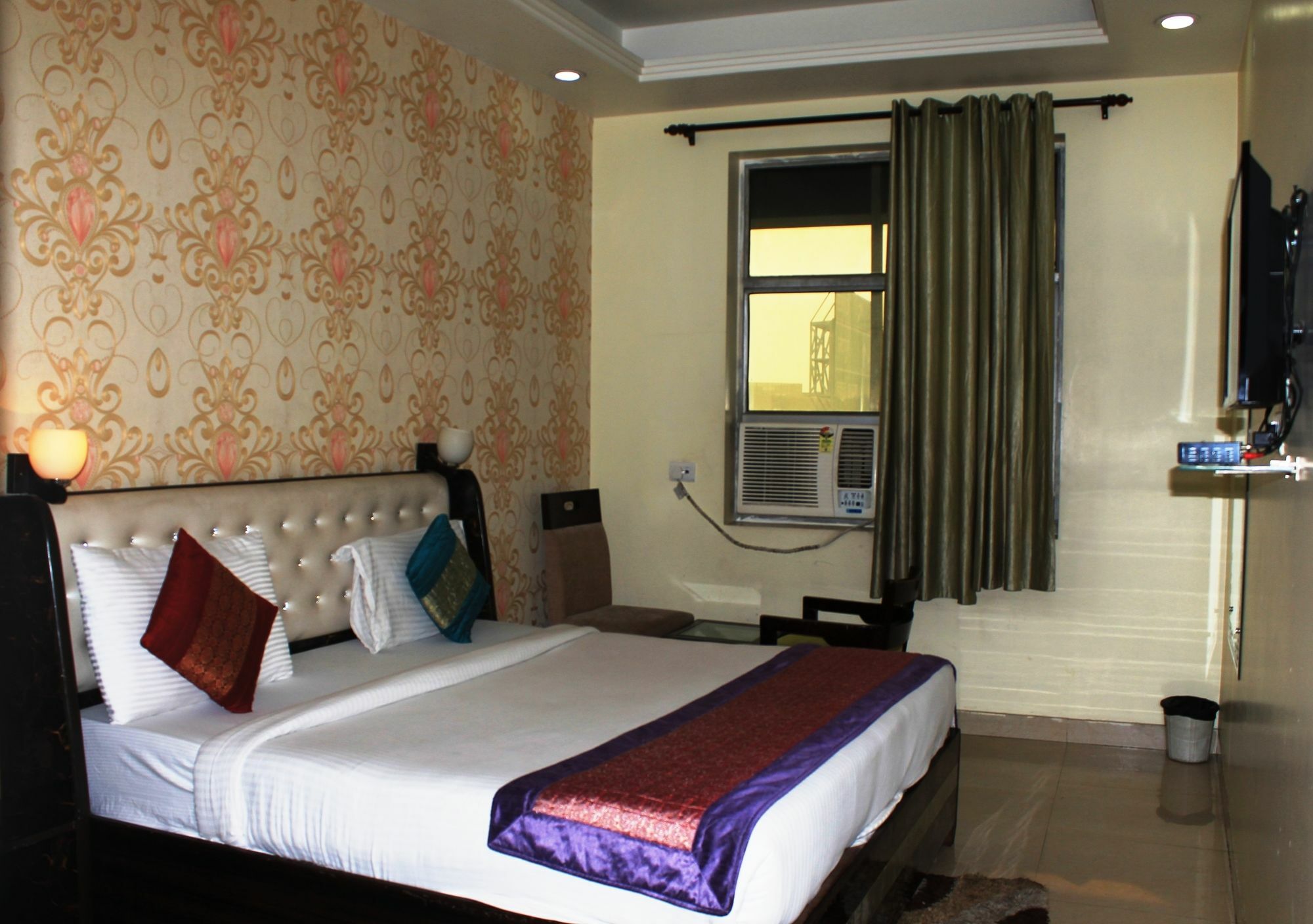 The Alpino Hotel New Delhi Buitenkant foto