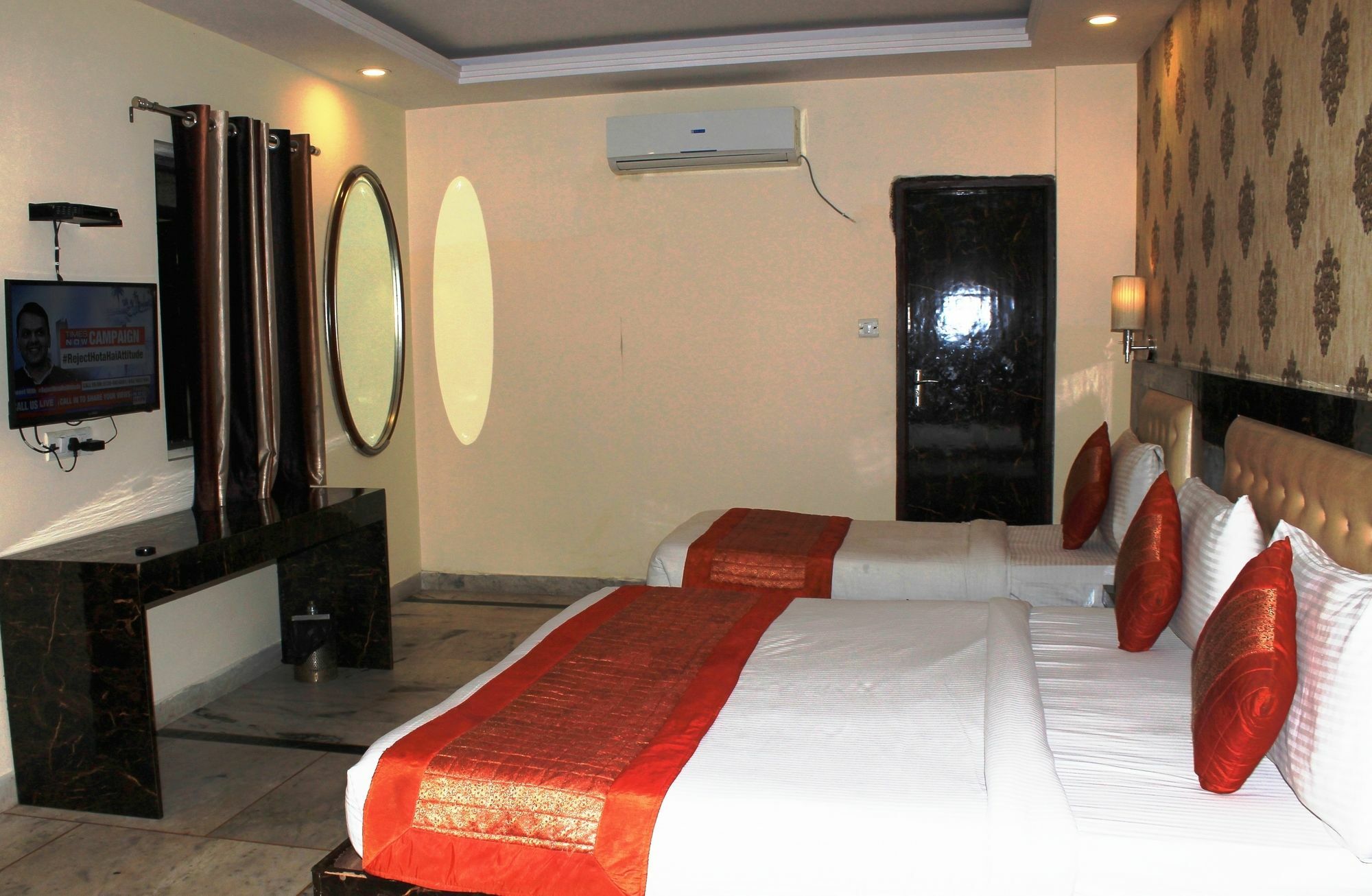 The Alpino Hotel New Delhi Buitenkant foto