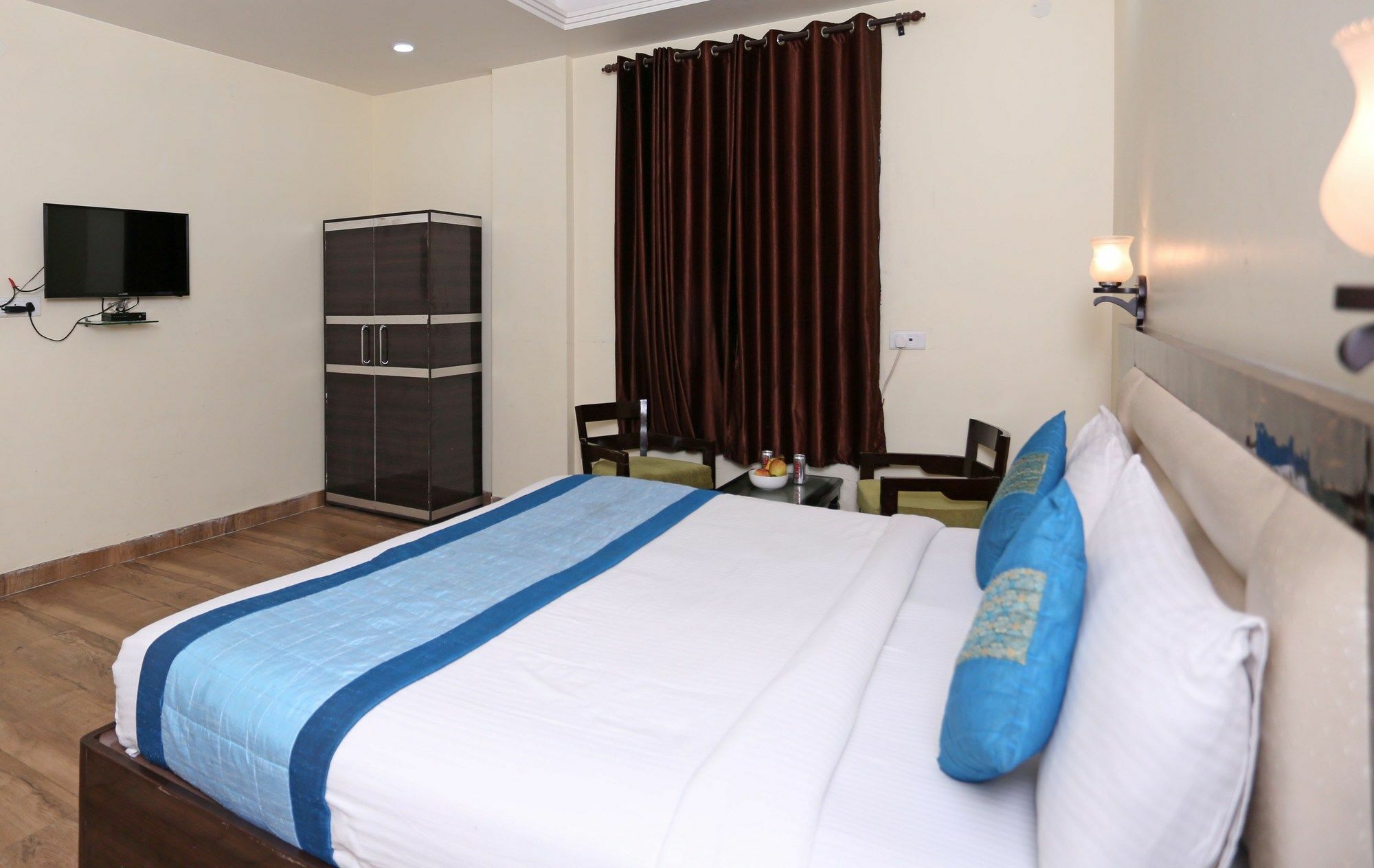The Alpino Hotel New Delhi Buitenkant foto