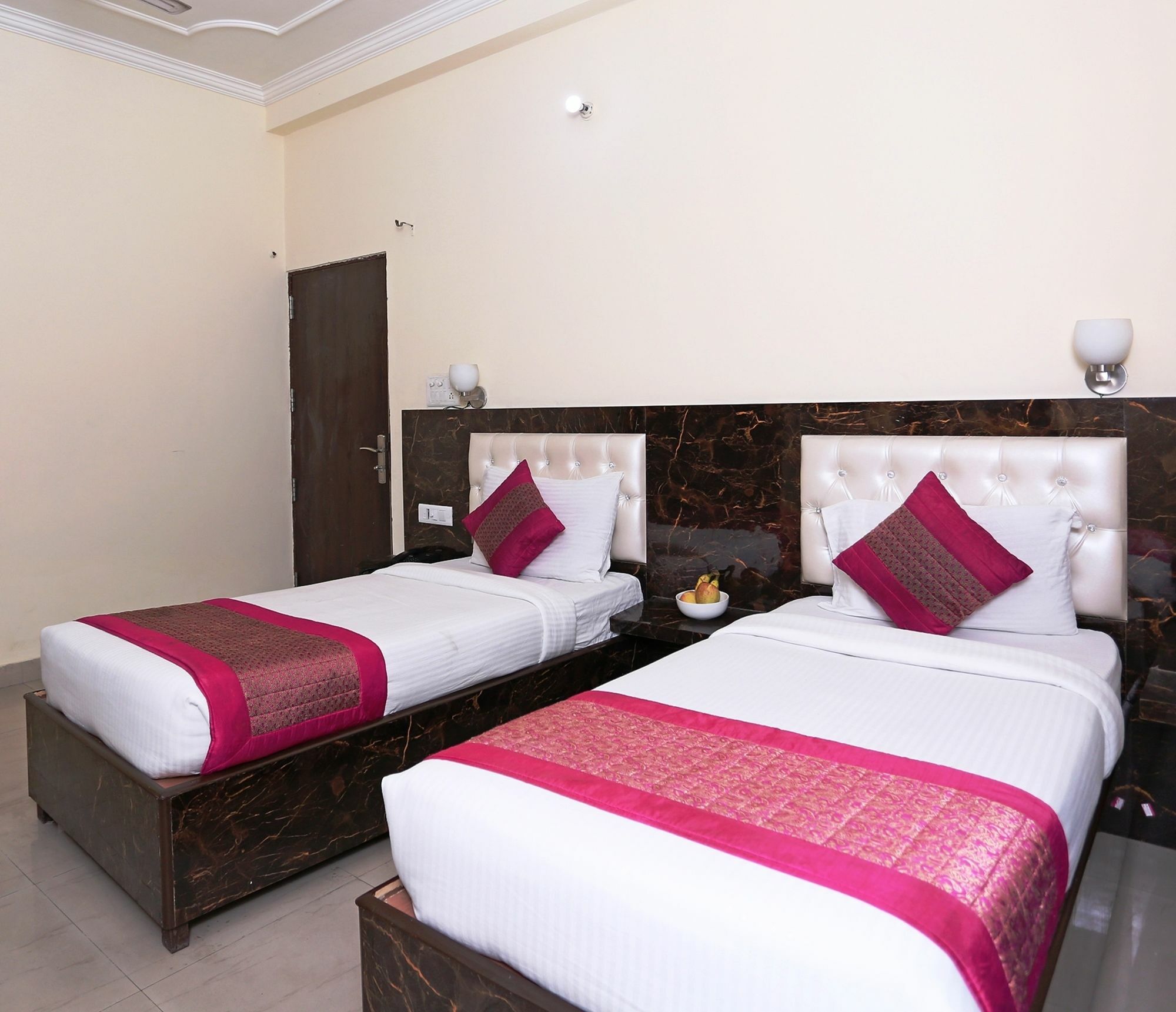 The Alpino Hotel New Delhi Buitenkant foto